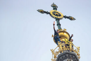 Turmspitze des Linzer Mariendoms - Auf der Turmspitze des Linzer Mariendoms so wie im Minoritenhof des Landhauses warten Zeitkapseln auf das Interesse künftiger Generationen an der Vergangenheit. Die Landeschronik stillt diese Neugier schon heute. - © APA / Mariendom Linz