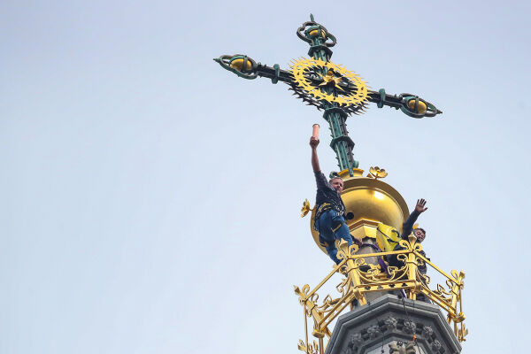 Turmspitze des Linzer Mariendoms - Auf der Turmspitze des Linzer Mariendoms so wie im Minoritenhof des Landhauses warten Zeitkapseln auf das Interesse künftiger Generationen an der Vergangenheit. Die Landeschronik stillt diese Neugier schon heute. - © APA / Mariendom Linz