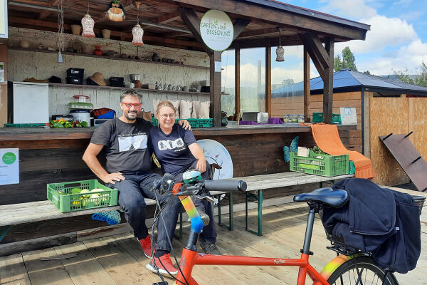 Garten der Begtegnung: öko und solidarisch - Der Traiskirchner SPÖ-Stadtrat Norbert Ciperle mit Garten-Chefin Heidi Rotteneder im „Garten der Begegnung“, wo Flüchtlinge und Einheimische eine gerechte Saat aufgehen sehen. - © Wolfgang Machreich