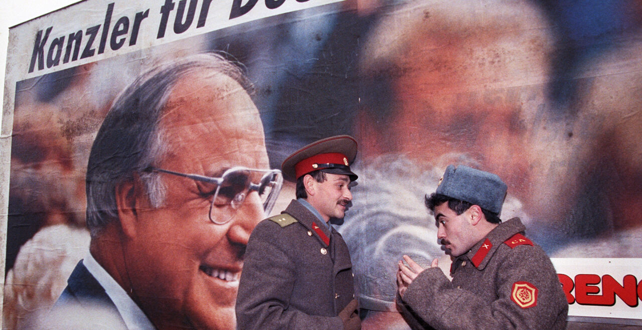 Sowjetische Soldaten vor CDU-Wahlplakat in Schwerin - © Gettyimages