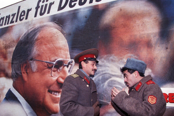 Sowjetische Soldaten vor CDU-Wahlplakat in Schwerin - © Gettyimages