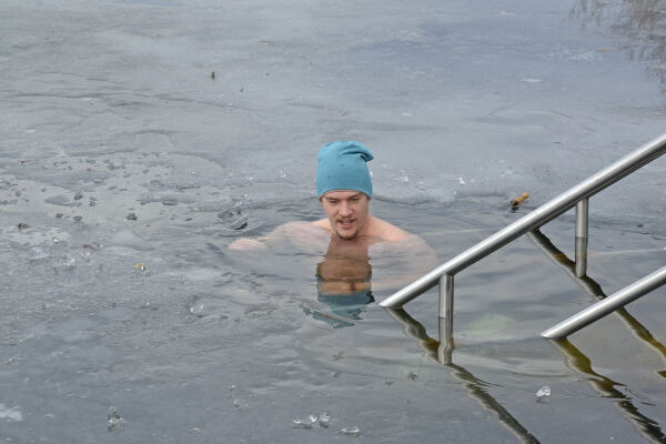 Jähe Erfrischung - Die Alte Donau in Wien lädt zu jeder Jahreszeit zum Schwimmen ein: Auch diesen Winter ist sie ein beliebter Treffpunkt zum Eisschwimmen. - © Foto: picturedesk.com / Willfried Gredler-Oxenbauer 