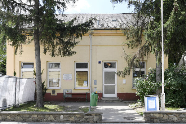 Gänserndorf - © APA / Techt. Erinnerung auslöschen? Beispiel Gänserndorf/NÖ: Die eheamlige Synagoge ist nicht mehr als solche erkennbar.