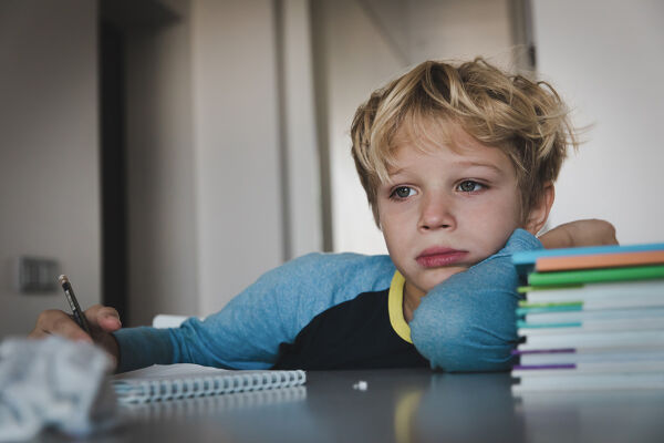 Schüler allein zuhaus - © Foto: iStock/Nadezhda1906