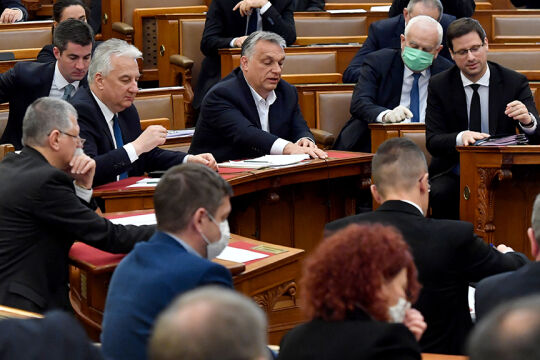 Orban im Parlament - © Foto: APA / AFP / POOL / Zoltan Mathe