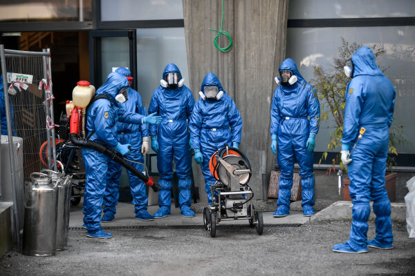 Virenschutz - Einsatzkräfte in Ganzkörperschutzanzügen versprühen Desinfektionsmittel: Dieses Bild hat derzeit weltweit dystopisches Potenzial (Bild: Ein italienisch-russi­sches Expertenteam desinfiziert ein Seniorenheim in einem Vorort von Bergamo). - © Foto:  picturedesk.com / laPresse / EXPA 