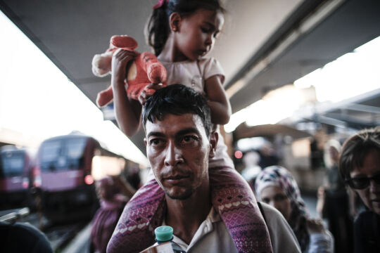 Ankunft in Österreich 2015 - seither sind die Asylanträge rapide gesunken - Insgesamt 88.340 Menschen stellten 2015 in Österreich einen Asylantrag. 2016 sank diese Zahl auf weniger als die Hälfte. Seither gingen die Anträge weiter rapide zurück bis auf 5424, den auch coronabedingt niedrigsten Wert im ersten Halbjahr 2020. - © AFP Photo / Patrick Domingo