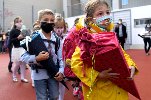 Schulstart im Corona Herbst - © APA/ROLAND SCHLAGER