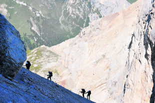 Klettersteiggeher am Marmolada-Westgrat in den Dolomiten - Klettersteiggeher am Marmolada-Westgrat in den Dolomiten. - © Wolfgang Machreich