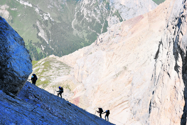 Klettersteiggeher am Marmolada-Westgrat in den Dolomiten - Klettersteiggeher am Marmolada-Westgrat in den Dolomiten. - © Wolfgang Machreich