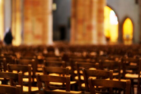 Innenansicht einer Kirche - © Foto: Pixabay / Johannes Plenio 