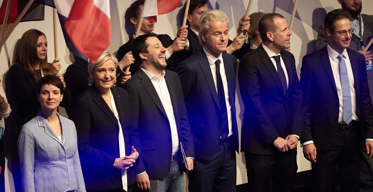 Die Rechte Europas - <strong>Feinde und Freunde</strong><br />
Die Rechte Europas feiert und redet gerne, über Ibiza aber schweigt sie lieber. Von links: Marine Le Pen vom französischen Rassemblement, Matteo Salvini von der Lega, Geert Wilders von der PVV und Harald Vilimsky von der FPÖ. - © Foto: APA/dpa/Thomas Frey