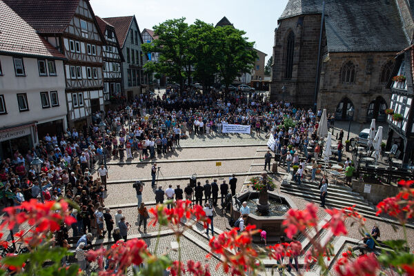 Haus - Ein zeichen setzen: Am 22. Juni  gedenken Hunderte des ermordeten CDUPolitikers Walter<br />
 Lübcke in Wolfhagen bei Kassel.<br />
<br />
  - © Fotos: Swen Pförtner / dpa / AFP