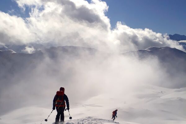 Abfahrtslohn nach Aufstiegsmühen - Ins freie Gelände sollten sich Skitourengeher nur mit ausreichender Expertise und Lawinenausrüstung wagen. - © Wolfgang Machreich