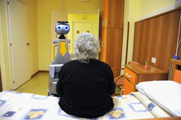 Mensch und Maschine - Mensch und Maschine - © Foto: gettyimages / Laura Lezza