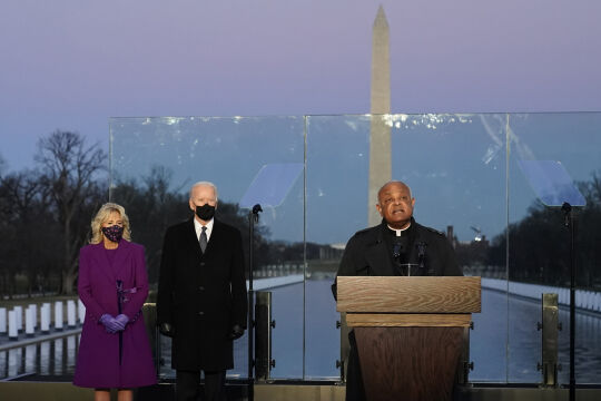 bidens und gregory - © picturedesk.com / AP / Alex Brandon    -    Joe und Jill Biden mit dem Washingtoner Kardinal Wilton Gregory am Voraben der Inauguration, 19. Jänner 2021
