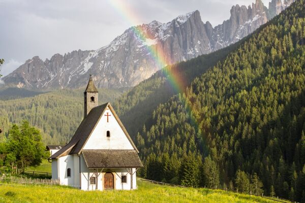 Regenbogenkirche - © iStock/CAHKT