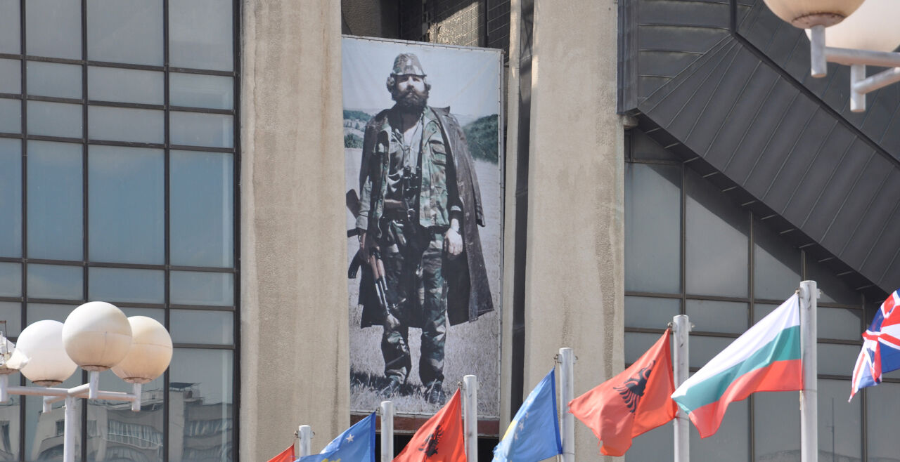 Kosovarischer Kriegsheld - Der 1998 von serbischen Polizisten getötete UCK-Kommandant Adem Jashari (hier auf einem Bild im Zentrum von Prishtina) wurde zur Symbolfigur des kosovarischen Widerstands. - © Wolfgang Machreich