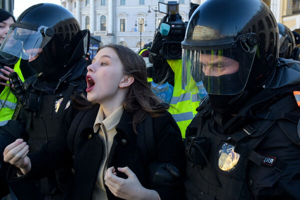 Russland Antikriegs Protest St. Petersburg - © Foto: APA/AFP