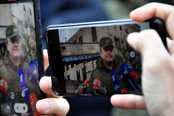 Ukraine_Propaganda - © Foto: APA / AFP / Alexander Nemenov   -  Leonid Pasetschnik, Separatistenführer von  Lugansk, spricht am 13. April 2022 zu Journalisten in der Stadt ­Schtschastja auf einer Fahrt, die vom russischen Militär organisiert wurde.