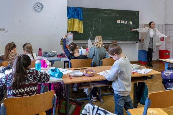 Ukrainische Flüchtlingskinder in einer Wiener Schule - Was bei der Aufnahme von Ukrainern klappt, soll auch im Umgang mit Asylsuchenden aus anderen Ländern praktiziert werden, schlägt Migrationsforscher Gerald Knaus vor.<br />
<br />
  - © picturedesk.com / Reuters / Lisa Leutner