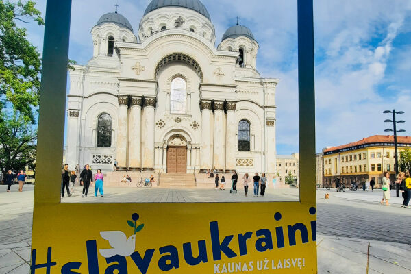 #Ehre der Ukraine - Solidaritätsfenster vor der Kirche des Erzengel Michaels in der litauischen Stadt Kaunas. Ursprünglich russisch-orthodox, ist die Kirche heute römisch-katholisch und Garnisonskirche der litauischen Armee. - © Wolfgang Machreich